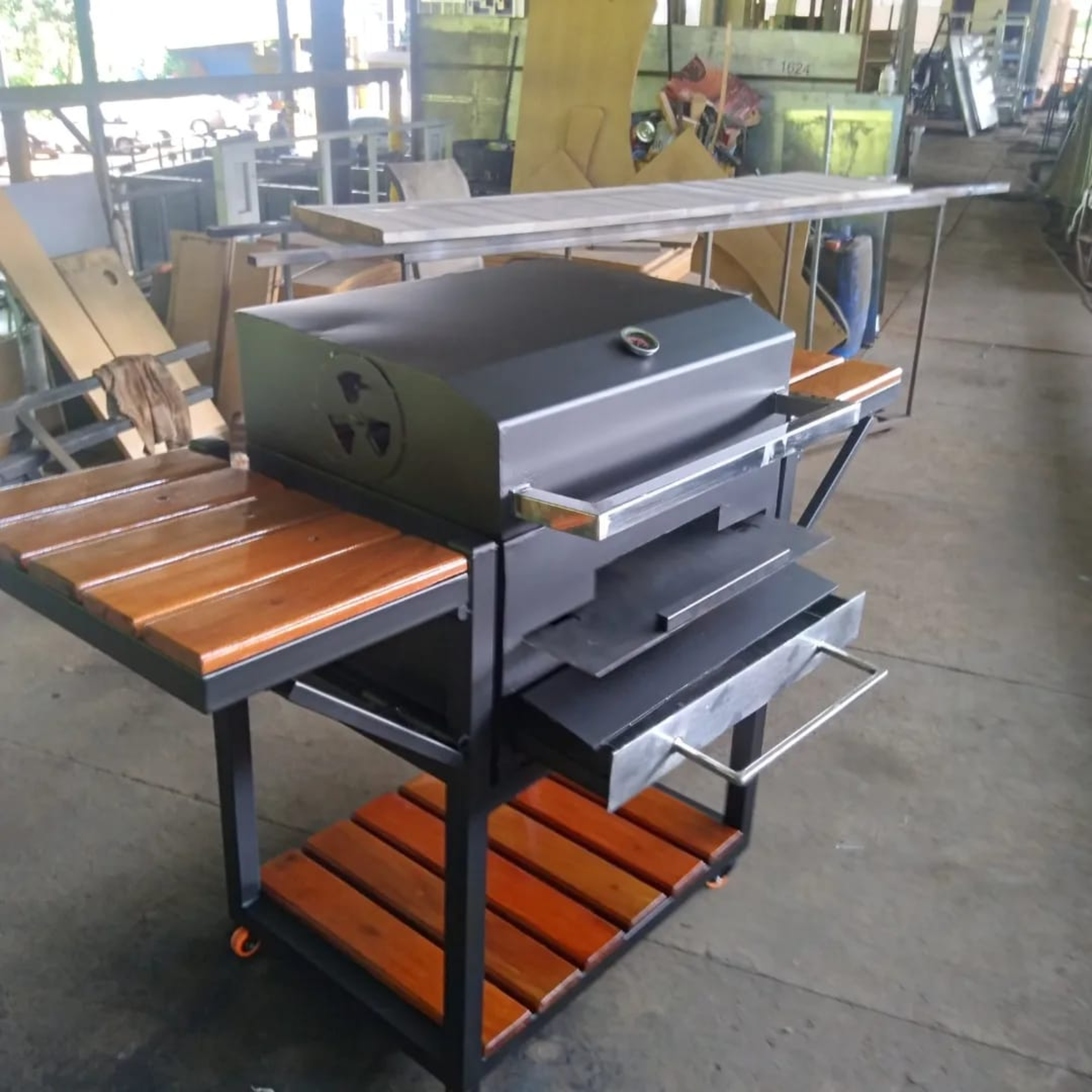 Mesa em tambor para barbearia personalizada